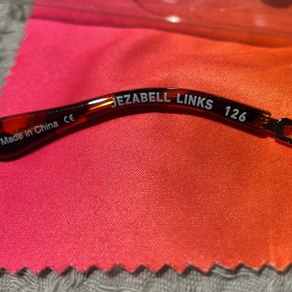 Quay Jezabel Links Sunglasses - Picture 4 of 5